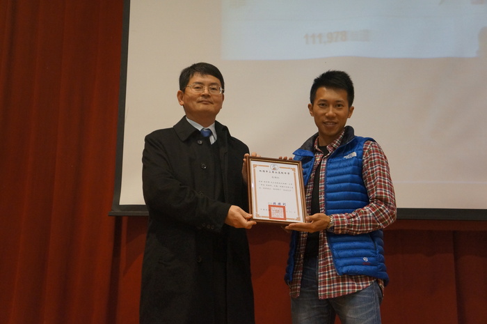 桃園市立壽山高中陳勝利校長頒發感謝狀給陳彥博同學